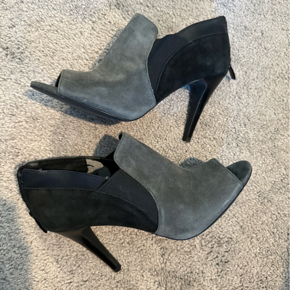 Tahari Lorna Black & Grey ShoeBootie Open Toe 8.5M